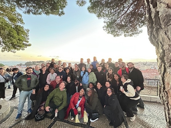 Group shot of Ivey students and faculty in Brazil