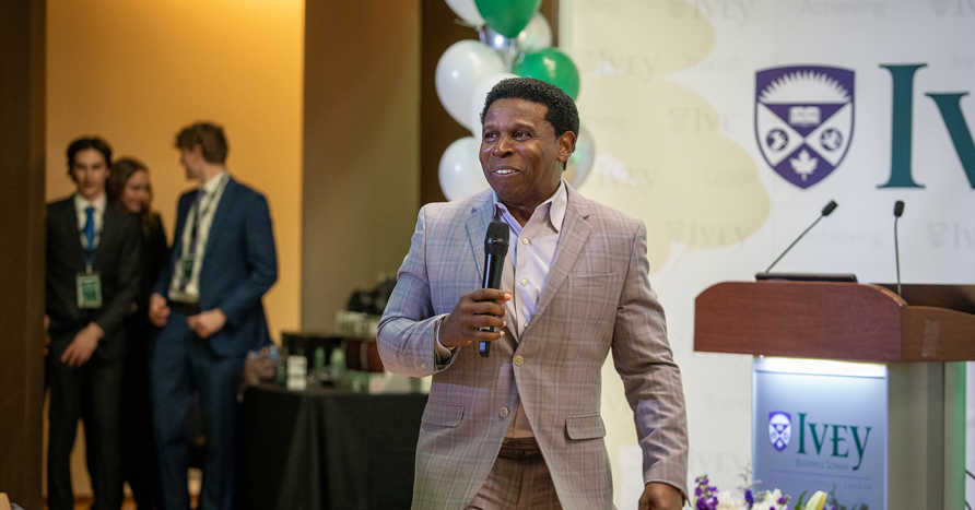 Michael “Pinball” Clemons inspires Ivey students with leadership lessons from sport